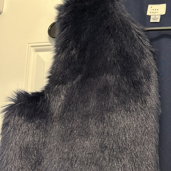 TARGET navy blue faux fur vest - Picture 3 of 5